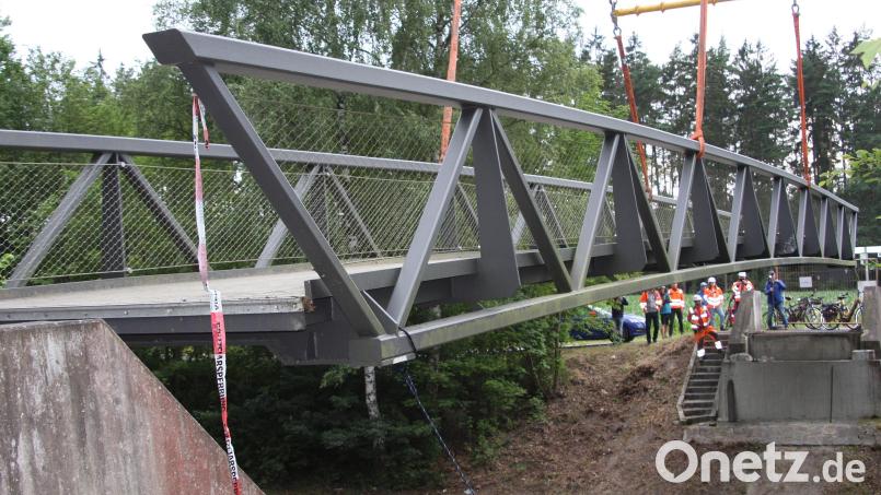Um 19.15 Uhr wurde die Fuß- und Radfahrerbrücke an der B 15 aus den Verankerungen heraus gehoben. Bild: wro