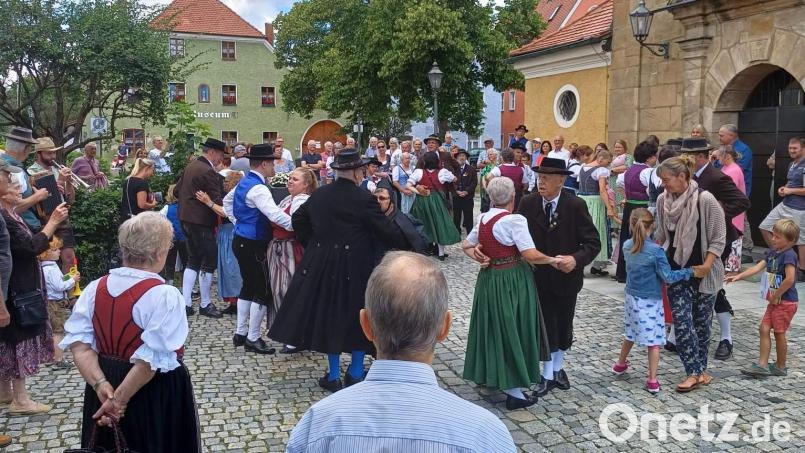 Ob „Sternpolka“, Ennsdorfer Polka“ oder „Hans bleib daou“ – Kinder, Jugendlicher und Senioren beherrschten beim „Tag der Tracht“ die Tänze „aus dem Effeff“ und tanzten nach der Messfeier auf dem Bischof-Bösl-Platz mit sichtlicher Begeisterung. Bild: u