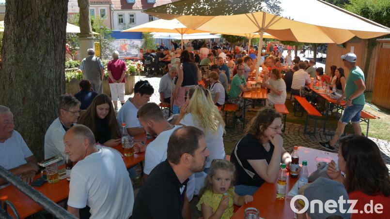 Auf beiden Marktplätzen wird am Sonntag in Konnersreuth Bürgerfest gefeiert, wie hier auf dem Therese-Neumann-Platz. Archivbild: jr