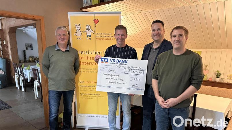 Die Spendenübergabe vollzogen (von links) Thomas Ruhland, Marco Kind, Kevin Ströhl und Rüdiger Reiff. Bild: Manfred Seitz/exb