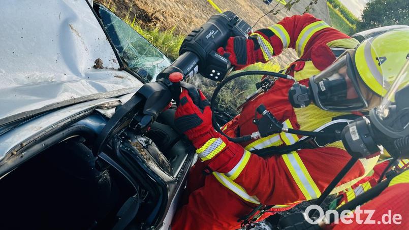 Mit der Rettungsschere wird das Dach eines verunfallten Fahrzeuges geöffnet, um die Insassen zu befreien. Ein Szenario das auch unter erschwerten Bedingungen mit Atemschutz geübt wird. Bild: Dominik Lang/exb