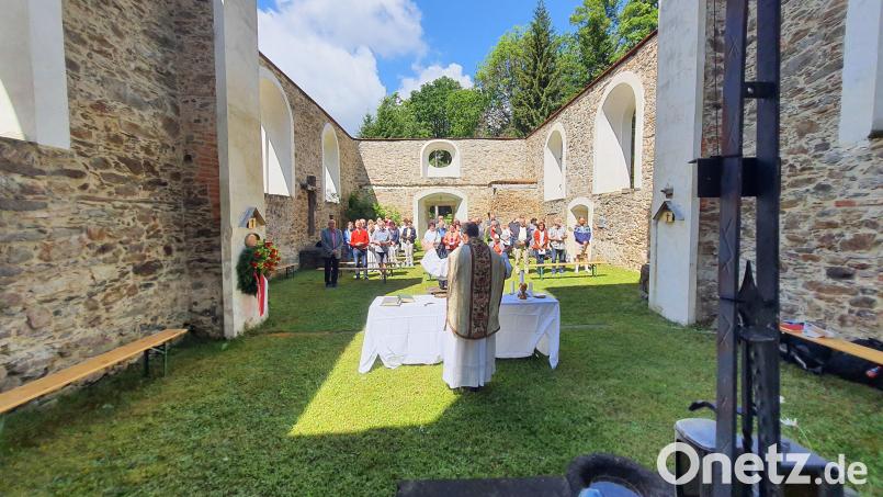 In der &quot;Kirche ohne Dach&quot; wurde Gottesdienst gefeiert. Bild: Wilhelm Rubick/exb