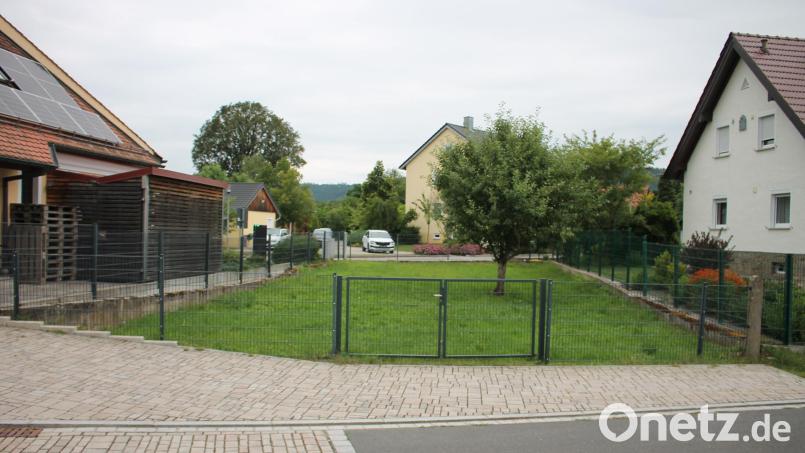 Als gemütliches Obstgärtchen will die Gemeinde Schwarzenbach die künftige Radlrast hinter dem Dorfladen gestalten. Bild: bjp