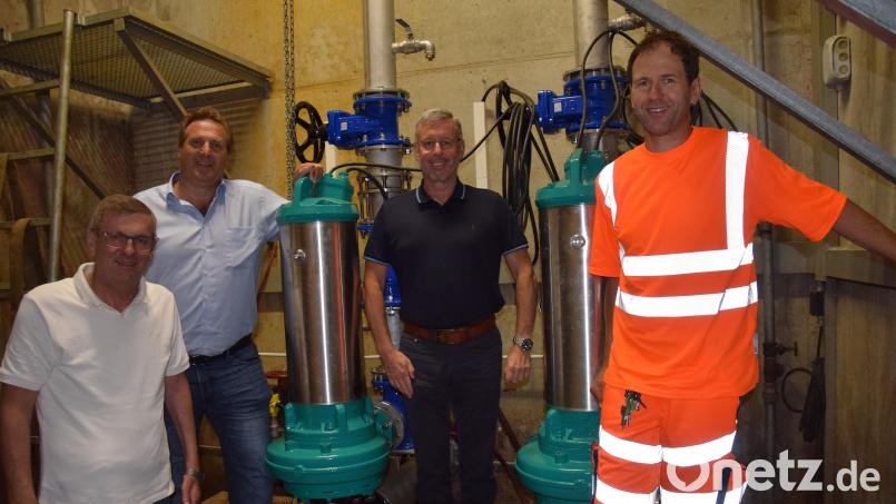 Die Abwasserpumpstation in Schmidmühlen wurde mit neuester Pumpentechnik ausgestattet. Von links Bürgermeister Peter Braun, Günther Bitzenbauer und Thomas Skarban (beide Wilo-Emu-Anlagenbau) und Anlagenbetreuer Alexander Bauer von der Marktgemeinde Schmidmühlen . Bild: bö