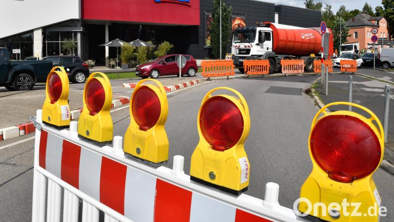 Weil die Regensburger Straße auf Höhe des Neubaus der Wirtschaftsförderung verengt wird, kann es zu Behinderungen für den Verkehr kommen. Symbolbild: Petra Hartl