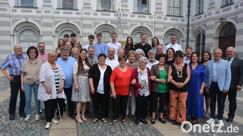 Den 80. Geburtstag feierte Rosa Grillmeier (vorne, Vierte von rechts) unter anderem mit ihrer Patin Rosa Bauernfeind (links daneben), ihrem Patenkind Andrea (rechts daneben) sowie Bürgermeister Johann Burger, Landrat Roland Grillmeier und dessen Frau Claudia (von rechts) Bild: jr