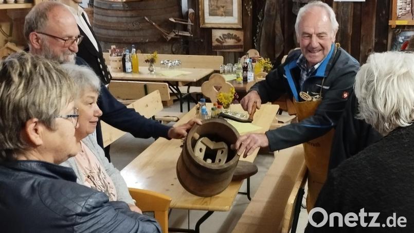 Herbert Konrad (rechts) vom Arbeitskreis zeigte den Besuchern das kleine "Museum". Bild: Landratsamt Tirschenreuth/Florian Preisinger/exb