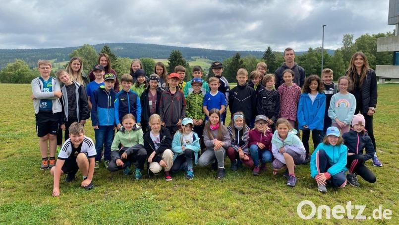 Die teilnehmenden Schüler mit den Lehrkräften Louisa Guggenberger-Popp und Michael Feigel sowie Förderlehrerin Eva Rößler und Lehramtsanwärterin Jessica Krassa. Bild: Michaela Philbert/exb