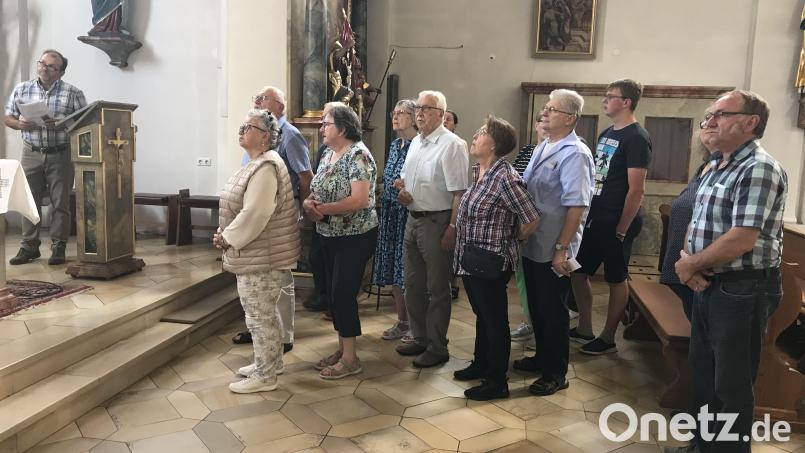 Manches gab es in der Riedener Kirche zu bestaunen, durch die Ortsheimatpfleger Hubert Haas führte. Bild: mma
