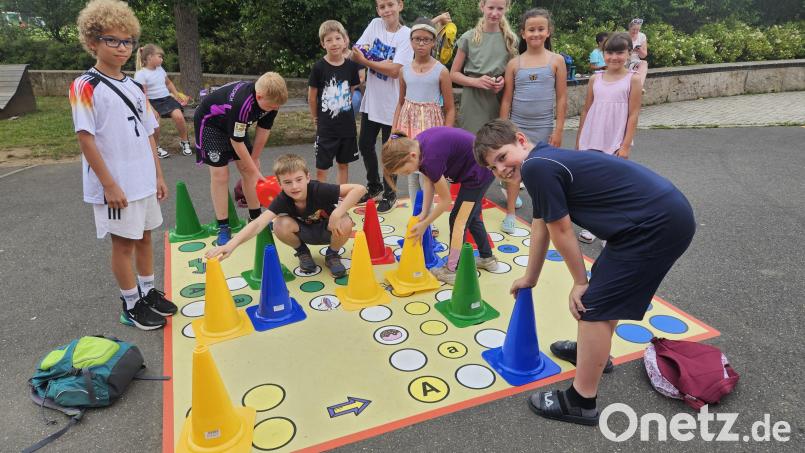 Mit sichtlich großem Spaß erprobten die Schülerinnen und Schüler das nun dauerhaft im Pausenhof zur Verfügung stehende Mensch-ärgere-dich-nicht-Spielfeld. Bild: khg