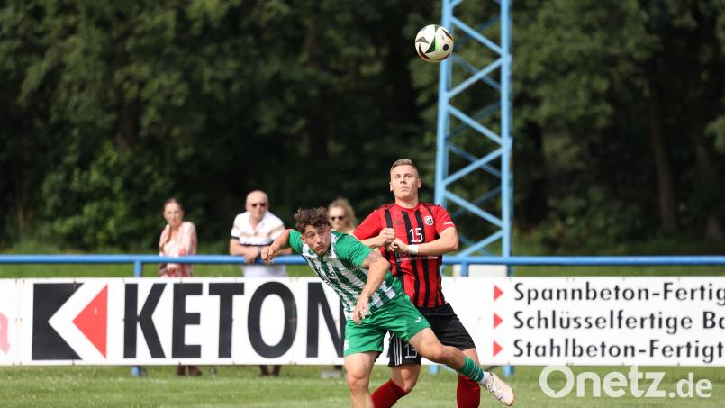 Am vergangenen Samstag trafen die beiden Landesligisten SV Mitterteich (links Leon Döllinger) und SC Luhe-Wildenau (im Bild Felix Diermeier) noch im Vorbereitungsspiel (0:4) aufeinander. Nun beginnt für beide Teams wieder der Liga-Alltag, für den SV in der Nordost-, für den SC in der Mitte-Staffel. Archivbild: Dieter Jäschke