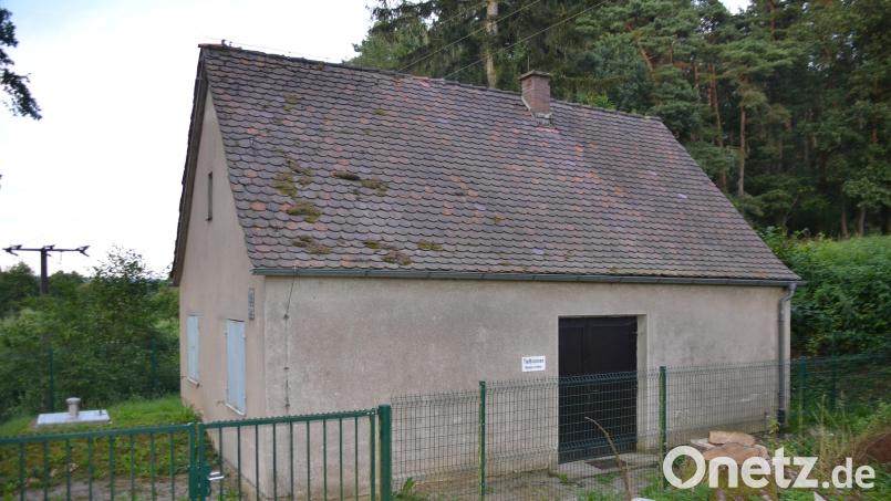 Im Zuge der Sanierung des Tiefbrunnens I bei Haidenaab soll auch das Brunnenhäuschen abgerissen und ein neues errichtet werden. Bild: ak