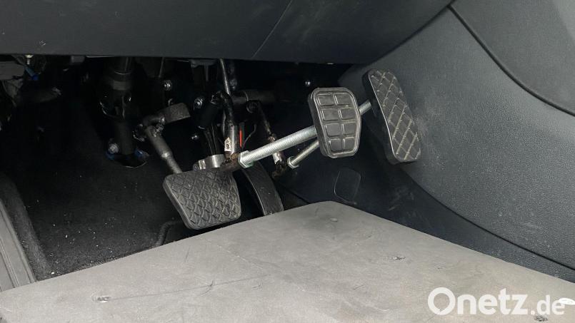 Eine Autofahrerin verwechselte Gas und Bremse und fuhr in Amberg gegen eine Steinmauer. Bild: Mikolaj / exb