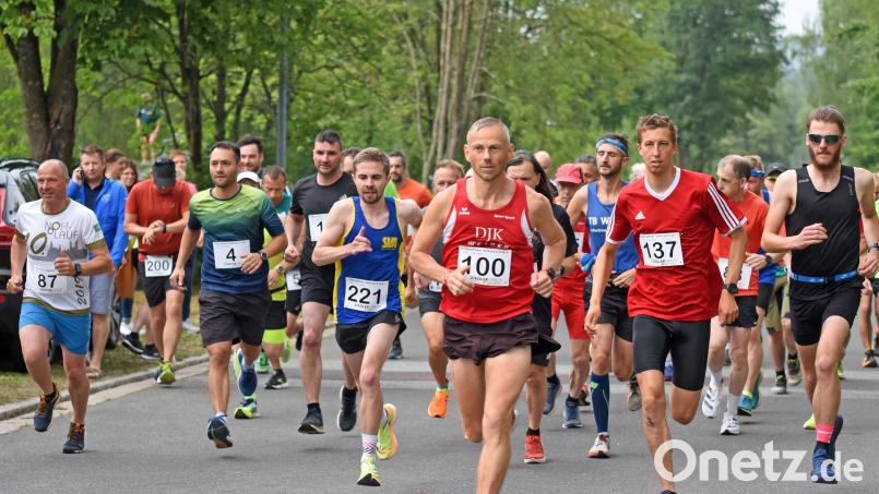 Am Samstag ab 13 Uhr steigt der 8. Plößberger Weiherlauf im Rahmen des OVL-Cups. Im Bild der Start zum Hauptlauf über 8200 Meter im vergangenen Jahr. Bild: Gebert