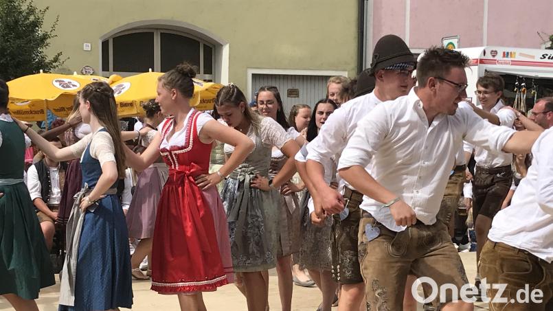 WIe im richtigen Leben geht es mal auseinander und dann auch wieder zusammen. So ist es auch beim Hahnbacher Marktfest. Bild: mma