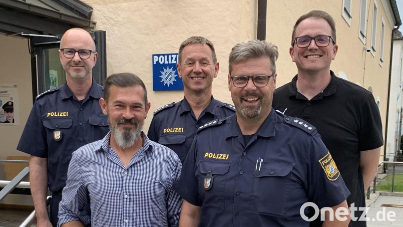 Thomas Eismann (Zweiter von links) hat die Polizei bei ihrer Ermittlungsarbeit unterstützt. Dafür dankten Inspektionsleiter Harald Fuchs, Stefan Helgert, stellvertretender Dienststellenleiter Wolfgang Achtert und Andy Heinrich (von links). Bild: Bild Polizeiinspektion Waldsassen/exb