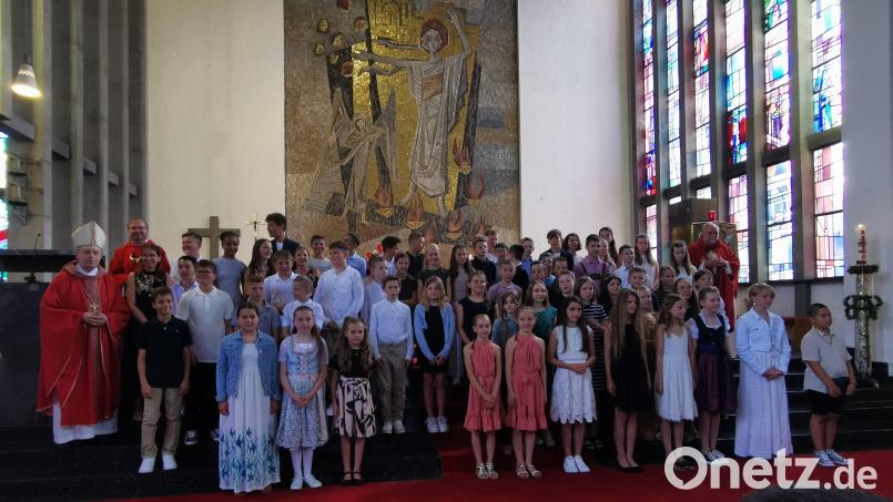 Kinder aus Michldorf, Pirk und Schirmitz empfangen das Sakrament der Firmung. Bild: Anita Ertl/exb