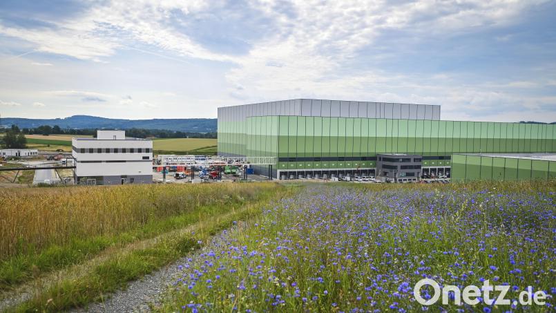 Das neue Edeka-Zentrallager soll 2025 den vollen Betrieb aufnehmen. Bild: Florian Miedl/fph