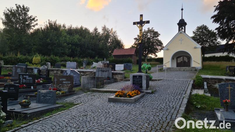 Am Friedhof in Kirchendemenreuth wurde einst ein Standort für Urnengräber festgelegt. Seitdem gab es keine einzige solche Bestattung. Bild: sne