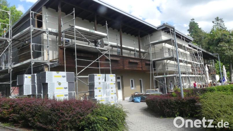 Das Hotel Rußweiher erhielt einen Vollwärmeschutz. Das Außengerüst wird noch in diesem Monat entfernt. Bild: rn