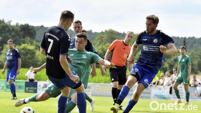 Nach einer fast perfekten Saison mit 25 Siegen und einem Unentschieden in 26 Kreisklassen-Spielen gelten die Sportfreunde Ursulapoppenricht (links Paul Götz, rechts Daniel Bosser) bei der Konkurrenz als der große Meisterschaftskandidat in der Kreisliga Süd. Einen Dämpfer gab es für den Aufsteiger aber bei der Generalprobe am vergangenen Sonntag. Im Spiel gegen den Bayernligisten DJK Gebenbach (im Bild Patrick Hofmann, Zweiter von links) verlor Upo mit 1:10. Bild: Hubert Ziegler