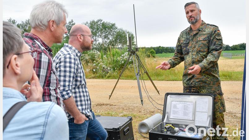 Stabsfeldwebel Norman S. (rechts) erklärt Besuchern in der Schweppermannkaserne die mobilen Geräte des Aerologischen Messzugs der Bundeswehr. Bild: Petra Hartl