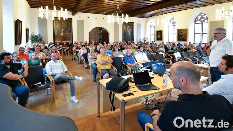Vorstandsvorsitzender Norbert Arnold (rechts) schilderte den Wärmenetz-Interessenten aus dem Stadtteil Feuerhof-Gallmünz beim Infoabend im Sulzbacher Rathaussaal die Vorteile der Energiegenossenschaft Gebenbach-Atzmannsricht. Im Vordergrund (von rechts) Biogasanlagenbetreiber Florian Gebhard und Enerpipe-Vertreter Andreas Haubner. Bild: Petra Hartl