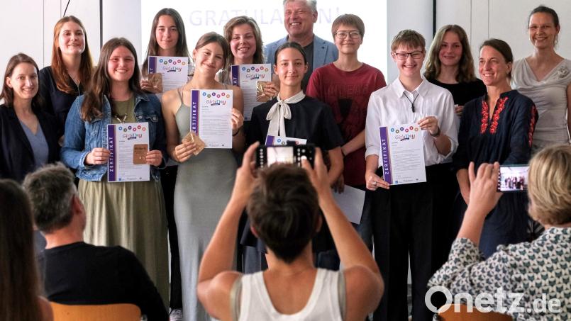 Die Teilnehmerinnen an der Girls&#039;Day-Akademie für das GMG mit ihren Abschluss-Zertifikaten, dazu Johanna Schneider (links, bayme vbm), dahinter Ann-Katrin Reichl (Projektleiterin der GDA), Schulleiter Christian Zenger (Mitte, hinten),Anja Rogenhofer (Agentur für Arbeit, Zweite von rechts) sowie (rechts) Daniela Ruth (Projektbegleitung GMG). Bild: Peter Ringeisen