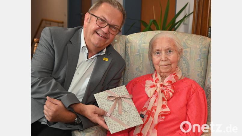Bürgermeister Martin Preuss gratulierte seitens der Stadt Amberg Barbara Friedrich zu ihrem 95. Geburtstag. Bild: gf