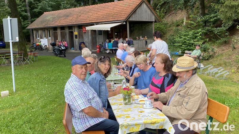 Zunächst schmecken Kaffee und Kuchen im Freien, bevor ein Regenschauer für eine Unterbrechung sorgt. Bild: Josef Glas