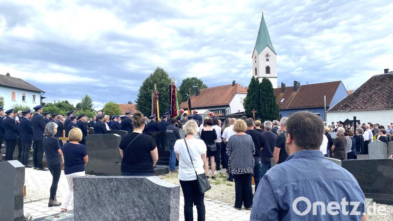Bei der Beerdigung von Josef Müllner am Waldthurner Friedhof nehmen zahlreiche Trauernde Abschied. Bild: fvo