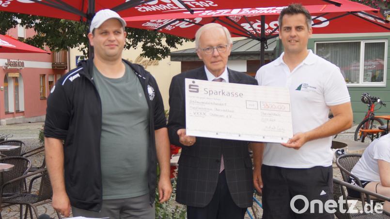 Bürgermeister Rudolf Teplitzky (rechts) und Handball-Vorsitzender Michael Lang (links) übergeben den Scheck über 3000 Euro an Hans Osterholt vom Verein zur Förderung krebskranker und körperbehinderter Kinder Ostbayern (VKKK). Bild: wel
