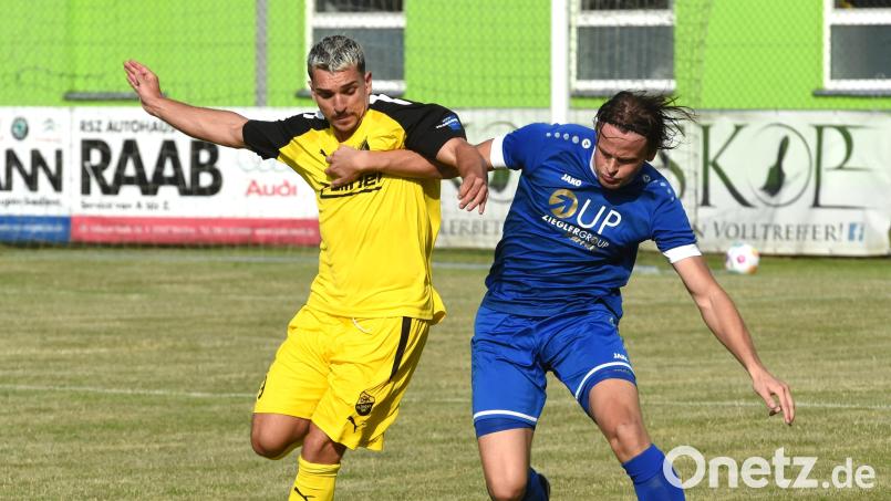 Auf die Hintermannschaft um Innenverteidiger Felix Behnke (rechts, Szene aus dem Testspiel gegen die DJK Vilzing) wird es besonders ankommen, wenn die SpVgg SV Weiden im ersten Saisonspiel nach der Rückkehr in die Bayernliga gegen den VfB Eichstätt punkten will. Archivbild: G. Büttner