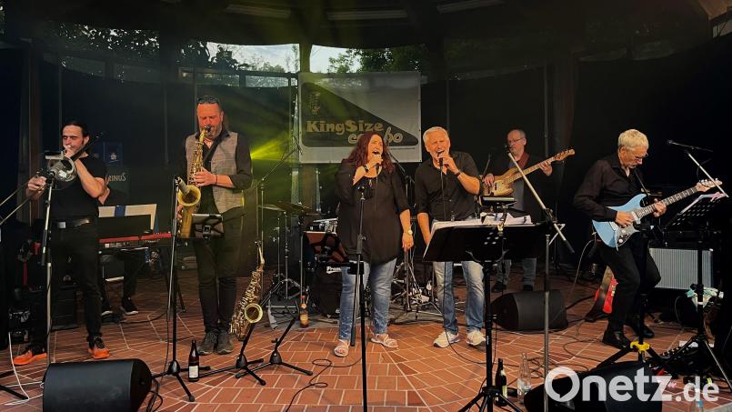 Die &quot;King Size Combo&quot; sorgt mit Jazz, Rock und Pop-Hits für Stimmung auf der Sommer-Serenade. Bild: Marleen Kollbrand