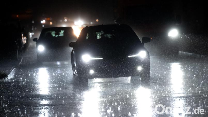 Manche Scheinwerfer von entgegenkommenden Autos leuchten grell und blenden. Symbolbild: Sven Hoppe /dpa