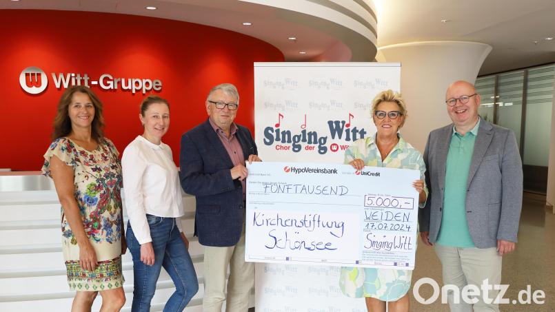 Freuen sich gemeinsam über die Spende: Chormitglieder Carola Richter und Maria Mönter, Hubert Reimer, Stefanie Zühlke-Schmidt sowie Chormitglied Josef Grasser (von links). Bild: Petra Grommas/exb
