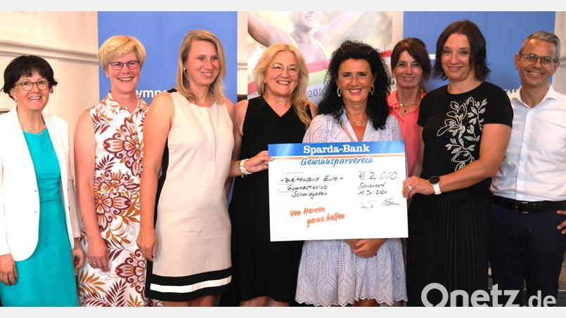 Strahlende Gesichter bei den Damen des Gymnastikclubs Schmidgaden. Sie bekamen den BLSV-Fitnesspreis verliehen. Das Bild zeigt von links: BLSV-Vizepräsidentin Gudrun Brendel-Fischer, BLSV-Bezirksvorsitzende Barbara Hernes, die GC-Vorstandsmitglieder Melanie List, Lydia Schimmer und Aurelia Fritsch, Bezirksrätin Kerstin Radler, GC-Vertreterin Margit Mösbauer und Sparda-Bank-Chef Michael Gruber. Bild: Hirsch