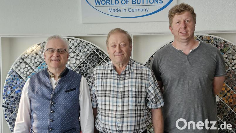 Die Knopffabrik Dill ehrte im Rahmen ihres 100-jährigen Firmenjubiläums langjährige Mitarbeiter. Firmenchef Hans Dill (links) bedankte sich bei Hans Bäuml (Mitte) für 40 Jahre sowie bei Christian Weigl für 25 Jahre Betriebszugehörigkeit. Bild: Hans Dill Knopffabrik-Galvanotechnik GmbH &amp; Co.KG/exb