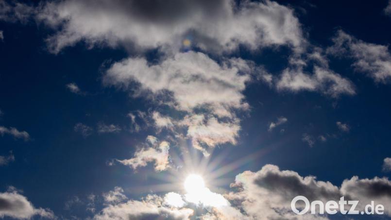 Mit warmen bis heißen Temperaturen geht es ins Wochenende. Symbolbild: Rolf Vennenbernd/dpa