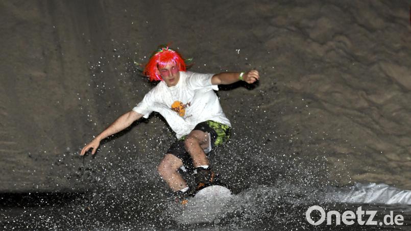 Schick gekleidet und schnell unterwegs: Beim &quot;Waterslide&quot; ging es darum, wer mit seinem Sandboard am weitesten über das Wasser gleiten kann. Bild: Hubert Ziegler