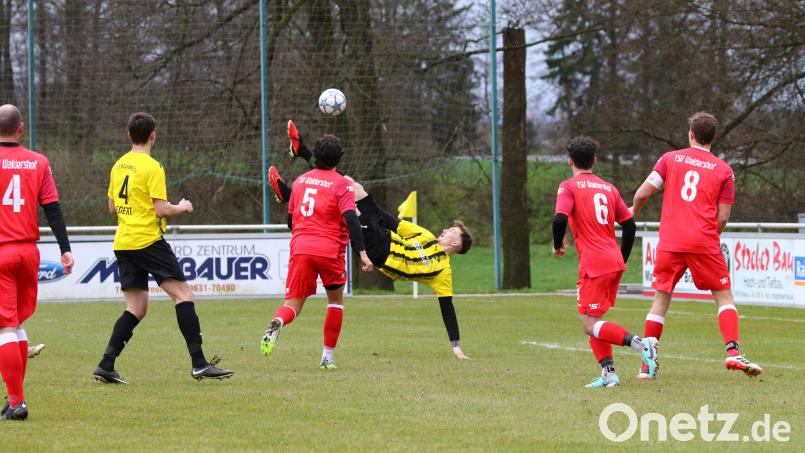 Auf die Akrobatik von Nico Stark (in der Luft) setzt der FC Tirschenreuth zu Beginn dieser Kreisliga-Saison, wenn die Elf von Trainer Udo Schnurrer ein Wörtchen um den Titel mitreden will. Das wird der TSV Waldershof (rote Trikots) ganz sicher tun, zumindest wenn es nach der Meinung der Trainer geht. Archivbild: Dieter Jäschke