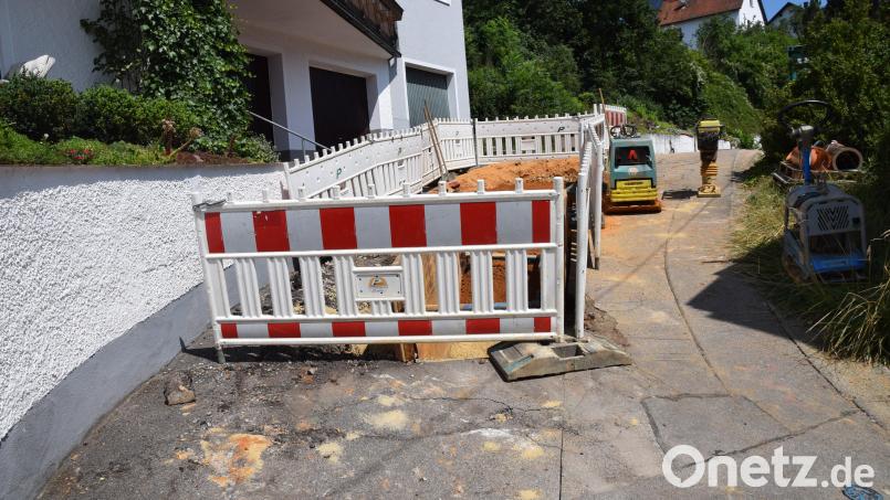 Die Straßenausbau-Arbeiten im Bereich Schallerberg haben bereits begonnen. Derzeit werden noch Abwasserkanäle ausgetauscht. Straßensanierungen gehören zu den größeren Investitionen des Marktes Schmidmühlen. Bild: bö