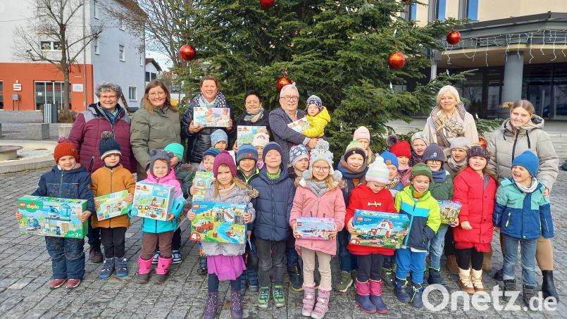 Spielzeug für die Wiesauer Kindergärten: Im Bild Kinder und Vertreterinnen der drei Kindergärten Tonwerker, St. Elisabeth und St. Josef mit Bürgermeister Toni Dutz. Bild: Verwaltungsgemeinschaft Wiesau/exb