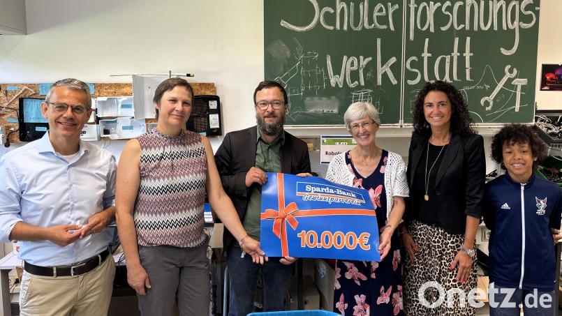 Michael Gruber (Sparda-Bank Ostbayern eG, von links), Karin Ehrmann, Jürgen Heiß (Lehrkräfte des Kepler-Gymnasiums), Schulleiterin Sigrid Bloch, Tanja Hochholzer (Sparda-Bank) mit einem Schüler des Kepler-Gymnasiums bei der symbolischen Spendenübergabe. Bild: Gerd Baumann/Sparda-Bank Ostbayern eG/exb