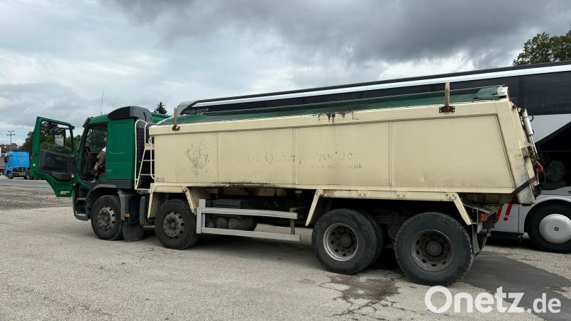 Diesen Laster mit Teer stoppen Beamte der Polizeiinspektion Sulzbach-Rosenberg. Bild: Polizeiinspektion Sulzbach-Rosenberg