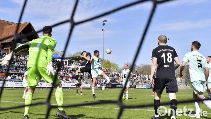 Dicke Luft im Ammerthaler Strafraum nach einer Gebenbacher Ecke. Das letzte Bayernliga-Derby in der Vorsaison entschieden die Ammerthaler mit 3:2 für sich. Beide Mannschaft gehen durchaus optimistisch in die neue Spielzeit. Bild: Hubert Ziegler