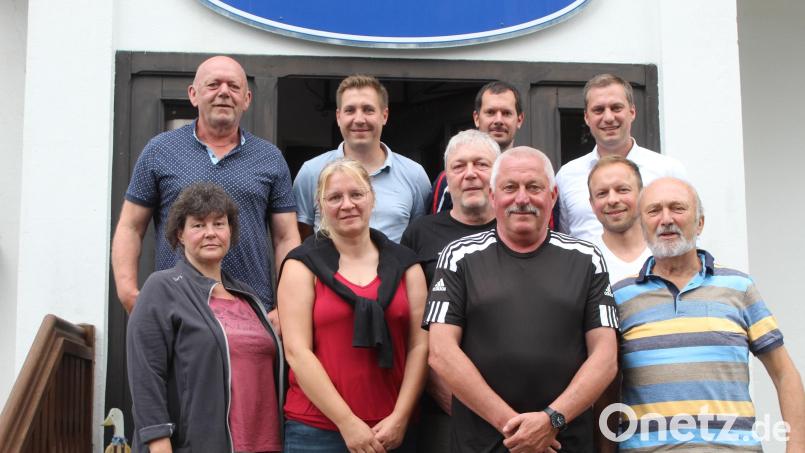 Ein Großteil der Vorstandsriege des Fördervereins wurde bestätigt, die Posten des Kassiers und eines Beisitzers wurden neu bestimmt: Vorsitzender Bernd Würstl (vorne, von rechts), Thomas Graf, Sandra Serfling und Tina Reichenberger sowie (Mitte, von rechts) Dennis Kuhbandner und Harald Reichenberger mit (hinten, von rechts) Bürgermeister Wolfgang Söllner, Alexander Schinner, Benedikt Hoffmann und Josef Söllner. Bild: soj/exb