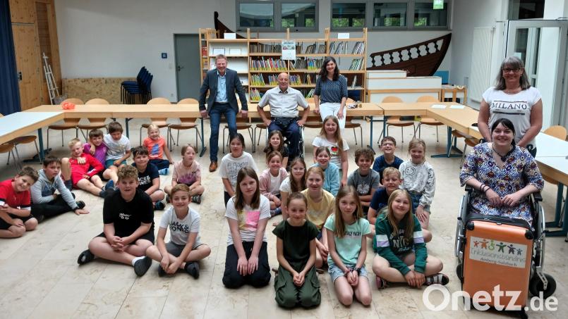 Schülerinnen und Schüler aus Freudenberg beschäftigten sich mit Inklusion. Hinten, von links: Alwin Märkl, Georg Dietrich, Heidrun Leitz, Angelika Schütz und Stefanie Gebert. Bild: Gerhard Gress