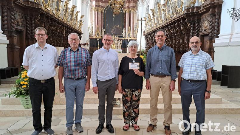 Die Spendenübergabe in der Basilika mit (von links) Kirchenmusikdirektor Andreas Sagstetter, Alois Michl, Stadtpfarrer Dr. Thomas Vogl, Friederike Cabrerizo von der Liedertafel Eschenau, Willi Prechtl und Johannes Röttges. Bild: Förderverein Freunde der Basilika/exb