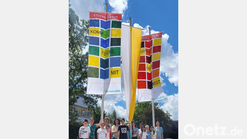 Julian Lingauer (von links) , Anja Nicklas, Freya Mäschl, Daniela Roggenhofer, Miriam Pirkenseer, Daniela Settele, Sven Nicklas, Sara Nicklas, Sarah Peschke, Elisabeth Harlander, Enya Habla, Hannah Franz, Anabella Zierhut und Amelie Hellebrand haben die Fahnen gestaltet. Bild: Elisabeth Harlander/exb